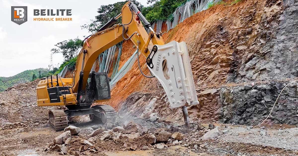Hydraulic hammer heavy breaker on stage Hydraulic hammer heavy breaker on stage